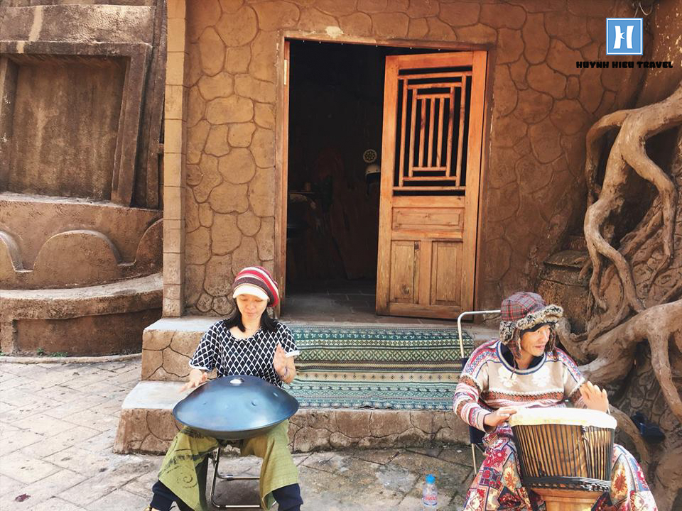 Nghệ nhân chơi trống thép