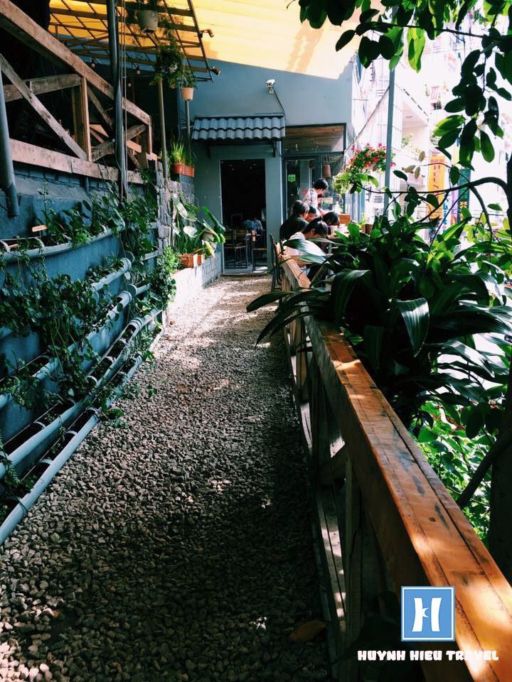 Con đường sỏi khá đẹp của An Cafe Đà Lạt