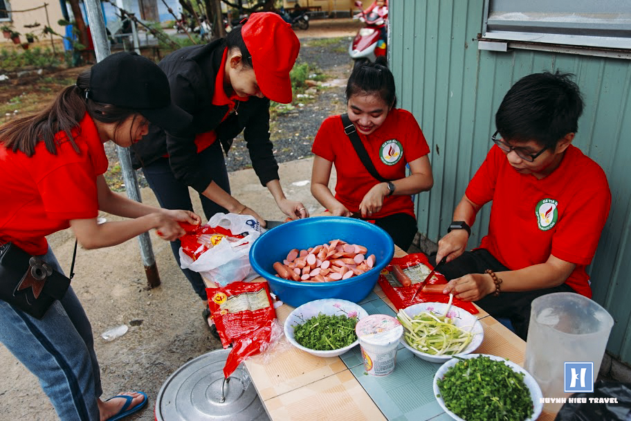 Các tình nguyện viên câu lạc bộ Tia Sáng chuẩn bị đồ ăn cho chương trình
