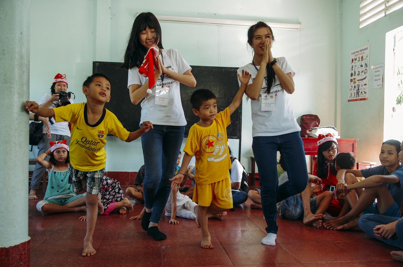 Các tình nguyện viên Help Portrait Cần Thơ chơi cùng các bé ở nhà trẻ mồ côi Hoa Mai