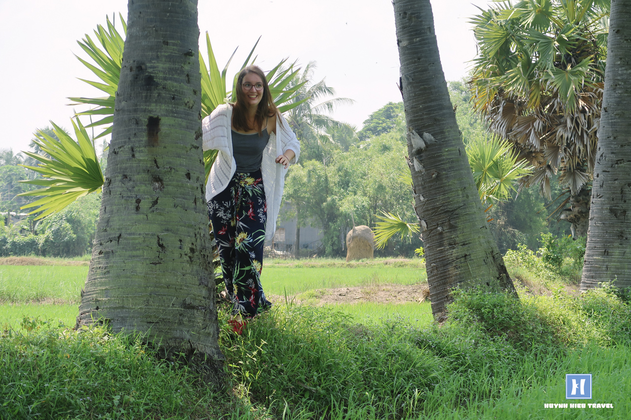 Cô gái nước ngoài xinh đẹp chụp hình ở hàng cây thốt nốt Châu Đốc