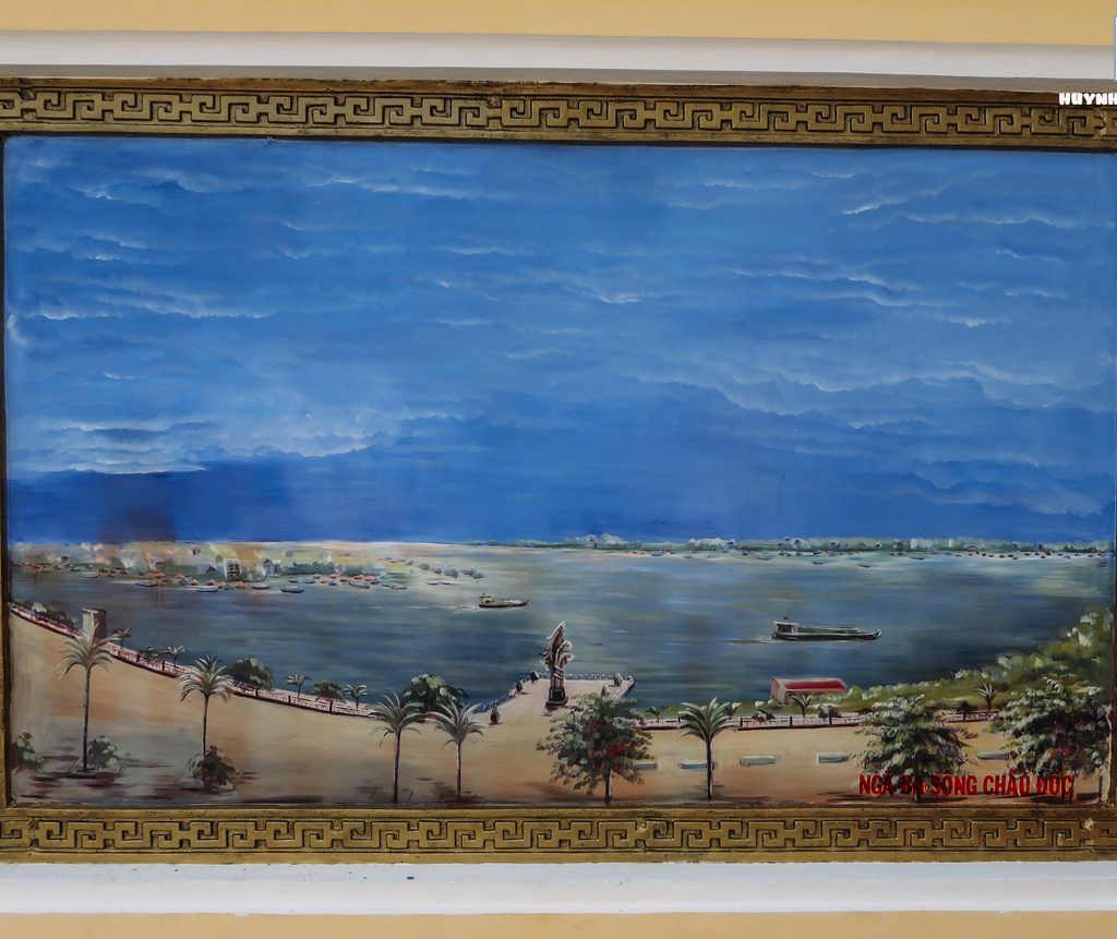 Bức tranh ngã ba sông Châu Đốc được vẽ trên tường miếu bà chúa Xứ