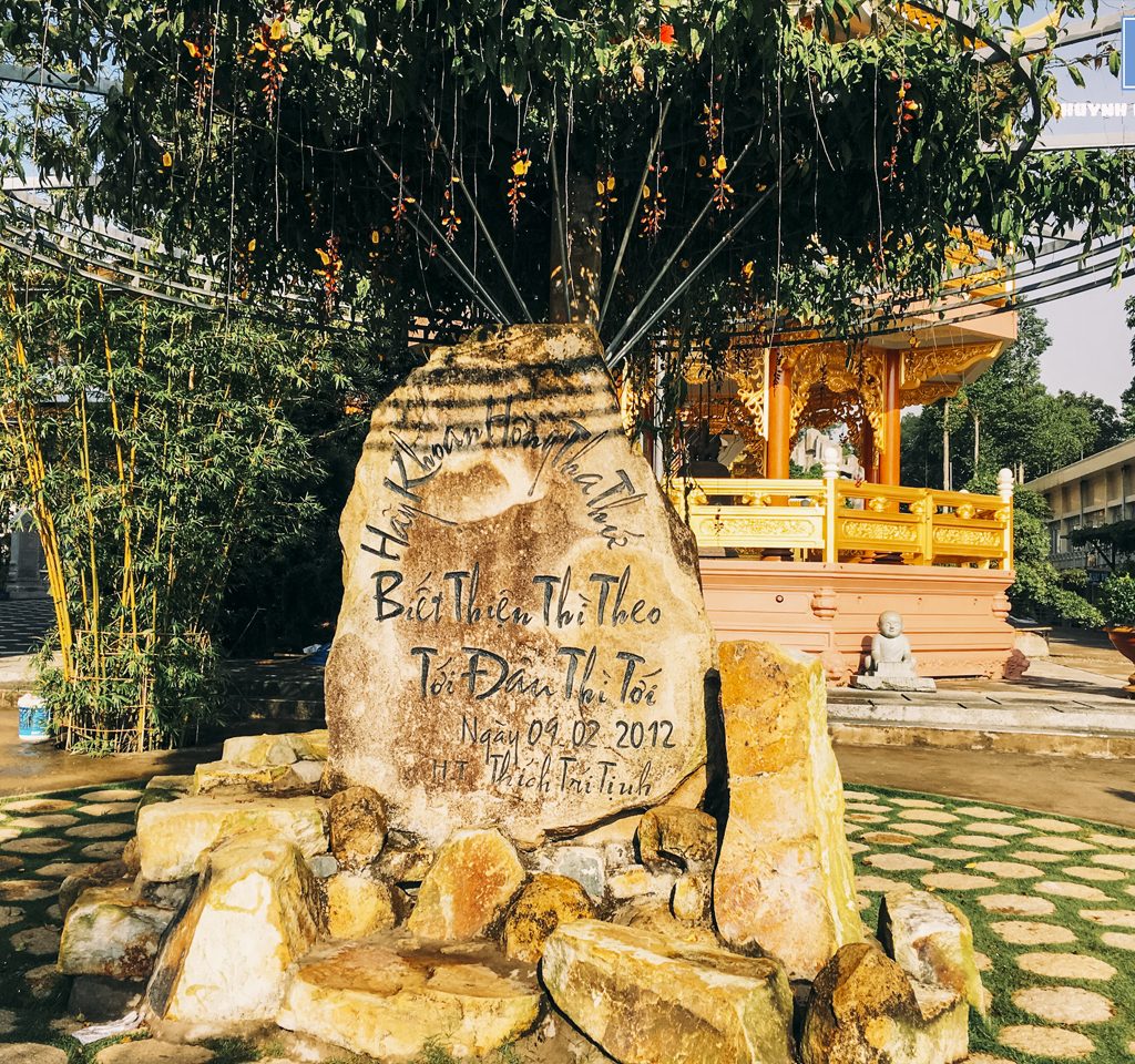Bia đá dưới cây bồ đề chùa Vạn Linh núi Cấm