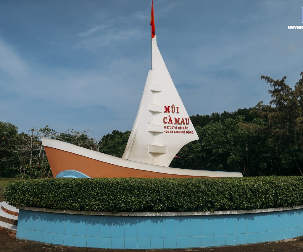 Biểu tượng con thuyền ở khu du lịch mũi Cà Mau