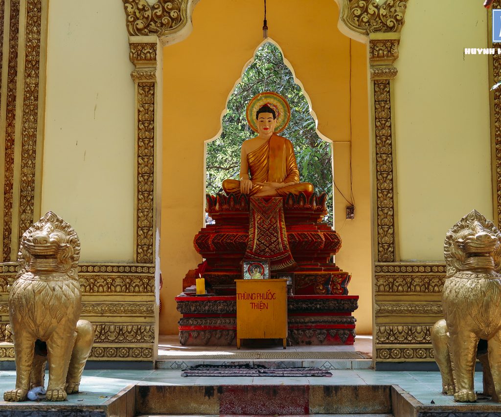 Bên ngoài khuôn viên chùa cũng có thờ tượng Phật Thích Ca