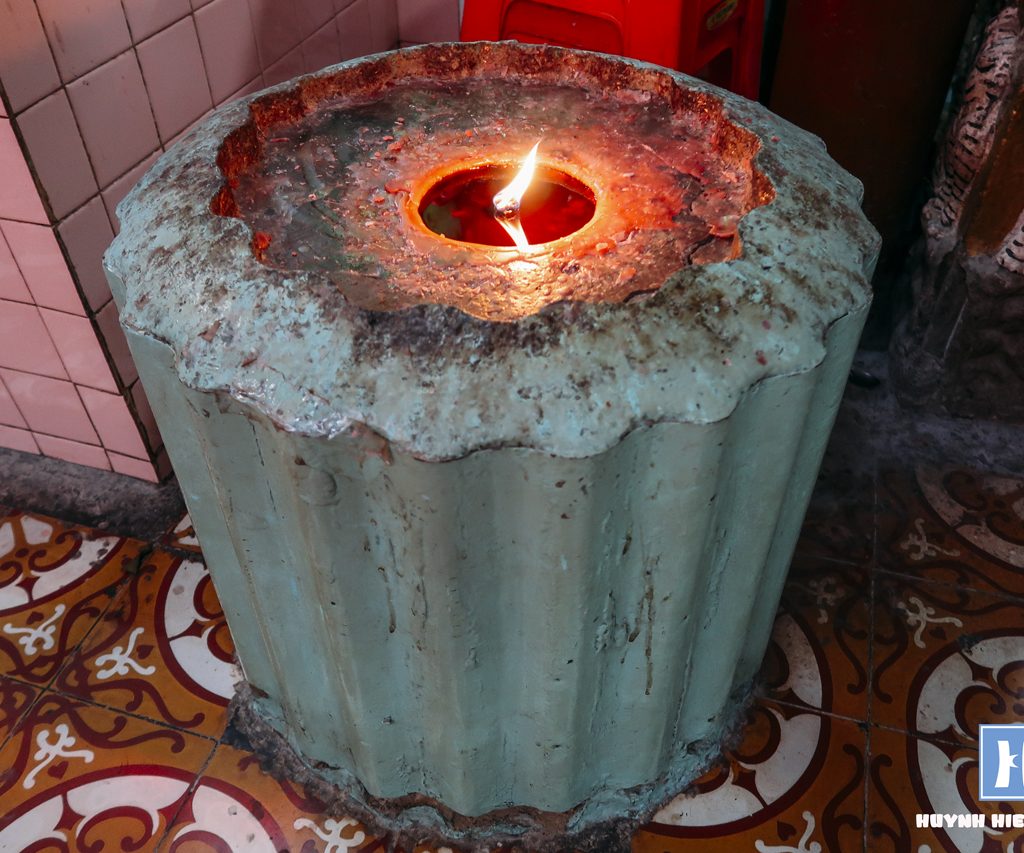 Cây nến vẫn còn cháy sau hàng chục năm ở chùa Đất Sét