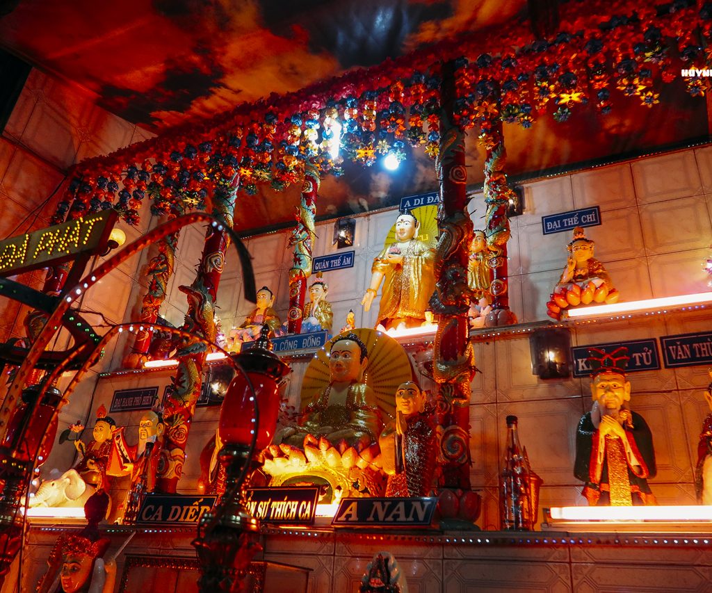 Gian thờ Phật của chùa Đất Sét