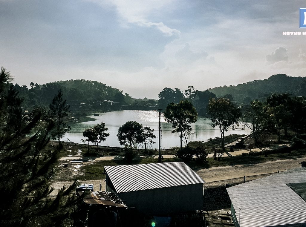 Hồ Thủy Liêm nhìn từ chùa Vạn Linh