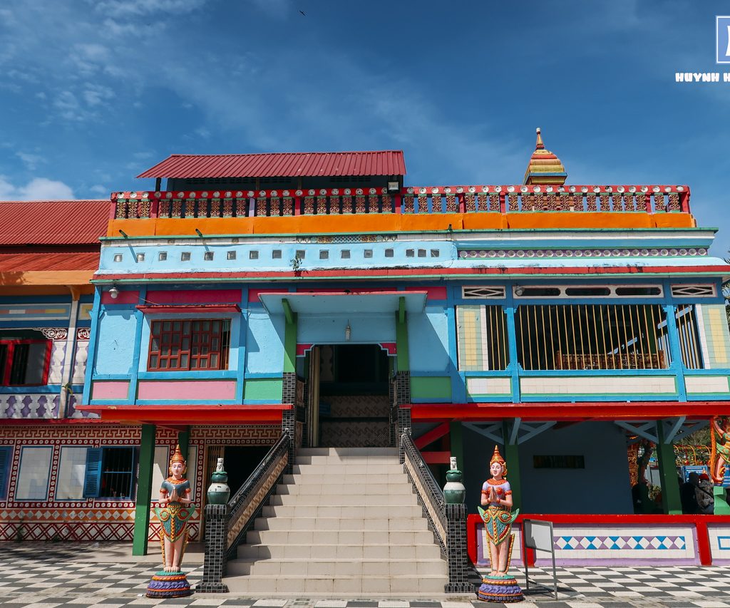 Kiến trúc sặc sở của chùa Chén Kiểu