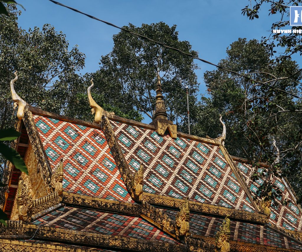 Mái chánh điện chùa Dơi được thiết kế đặc biệt