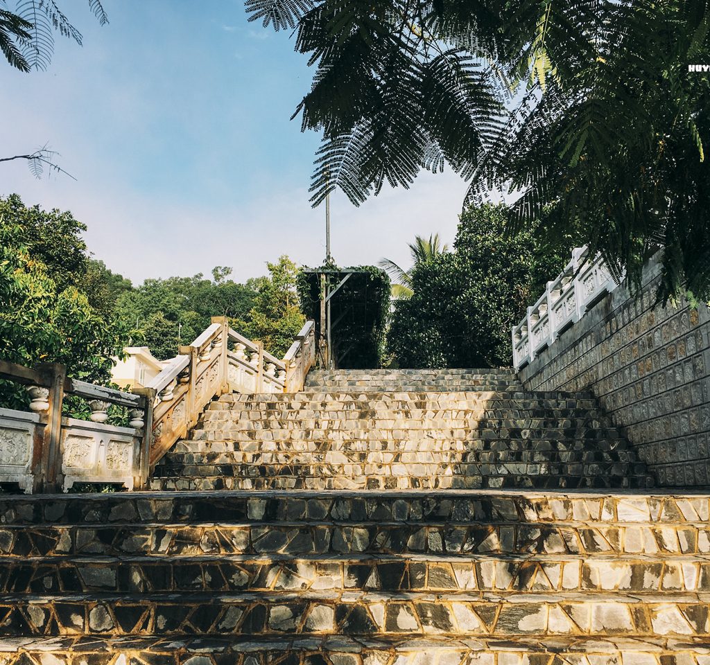 Những bậc thang lên chùa Vạn Linh An Giang