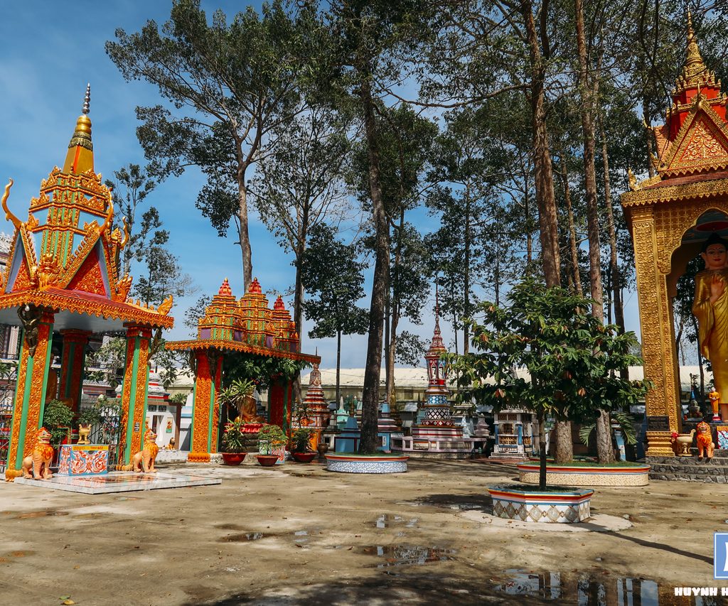 Khuôn viên chùa Chén Kiểu