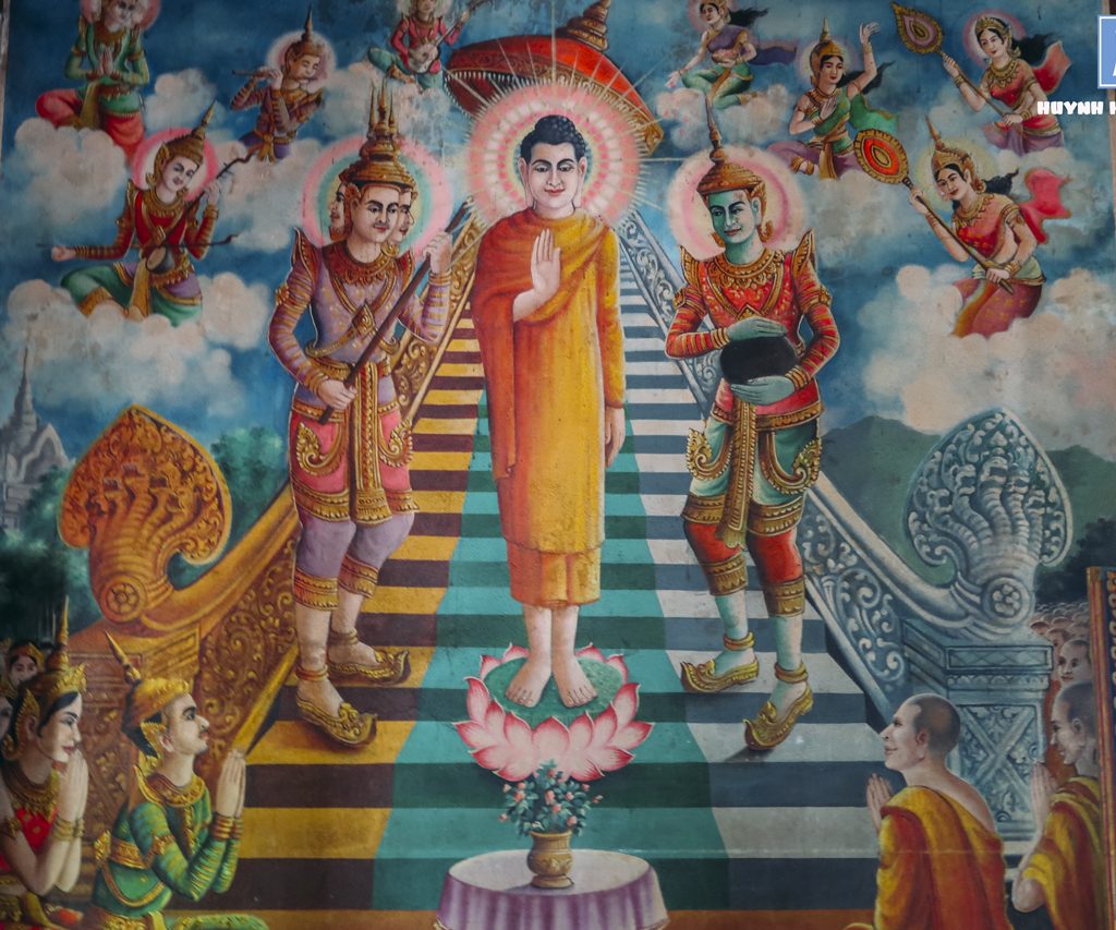 Trong chánh điện có nhiều bức hình mô tả lại cuộc đời đức Phật