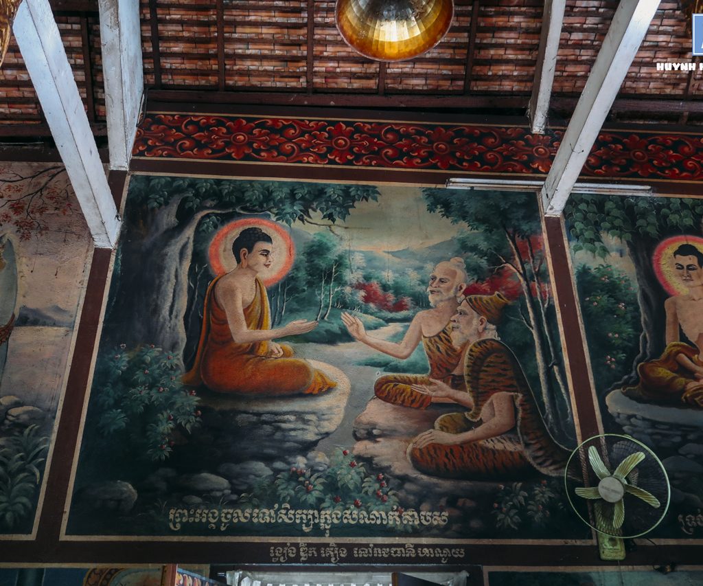Trên trần là những hình vẽ về cuộc đời đức Phật