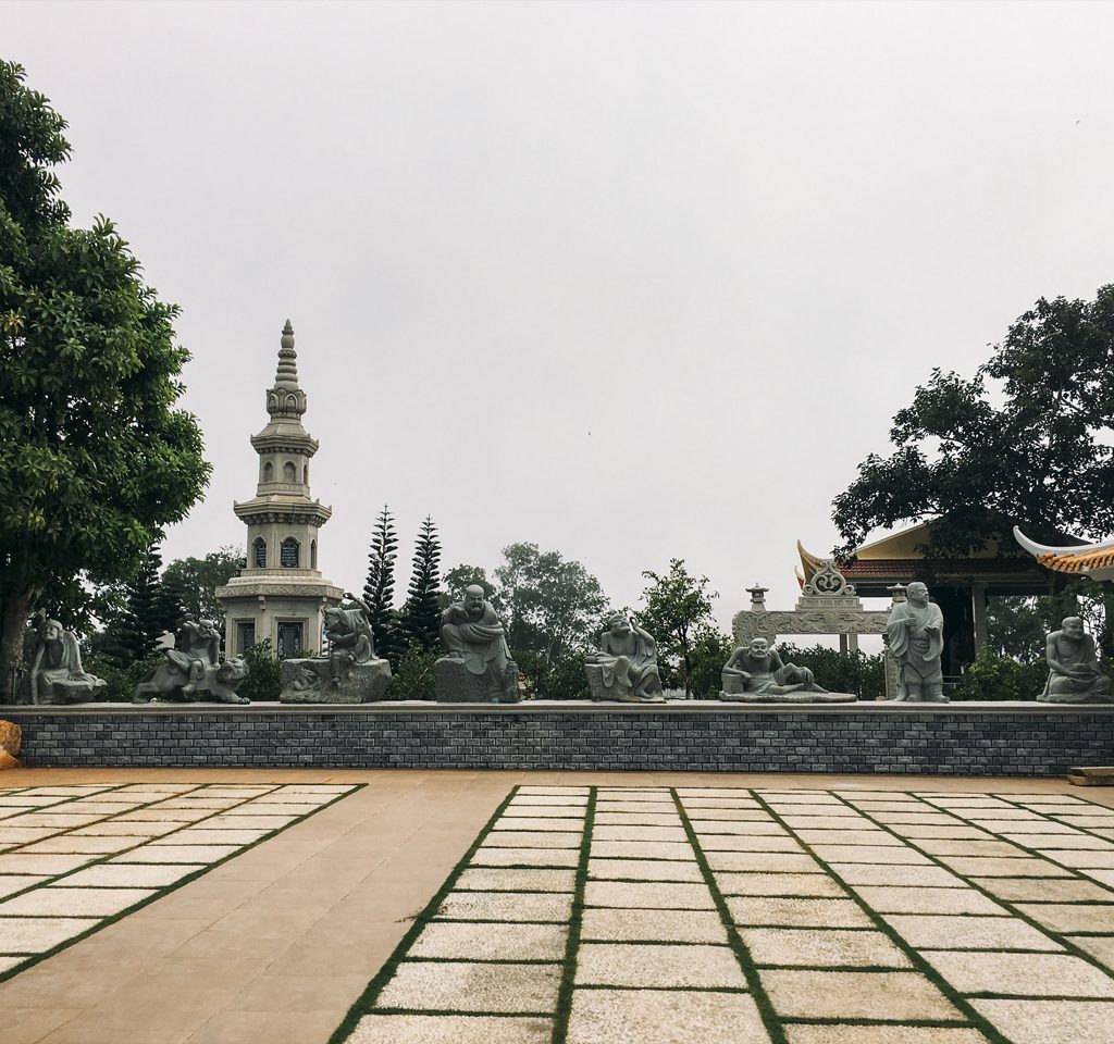 Tượng La Hán chùa Vạn Linh núi Cấm