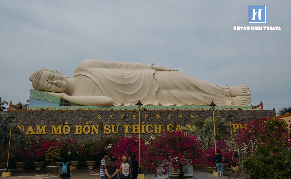 Tượng Phật Thích Ca nằm ở chùa Vĩnh Tràng