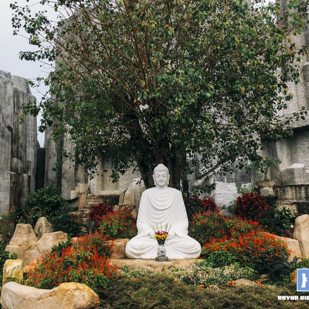 Tượng Phật Đà ngồi dưới cây bồ đề dưới chùa Vạn Linh