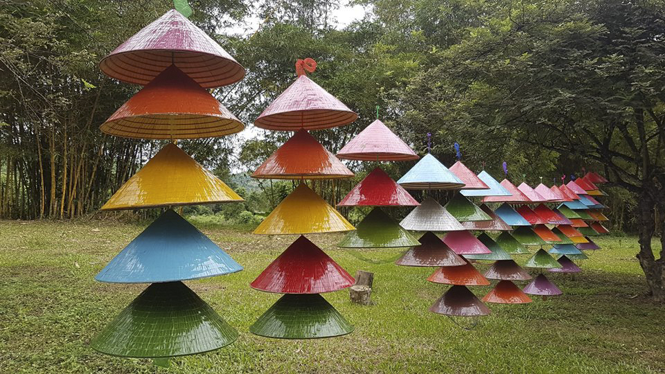 Những chiếc nón đầy màu sắc trang trí trong khu Yang Bay