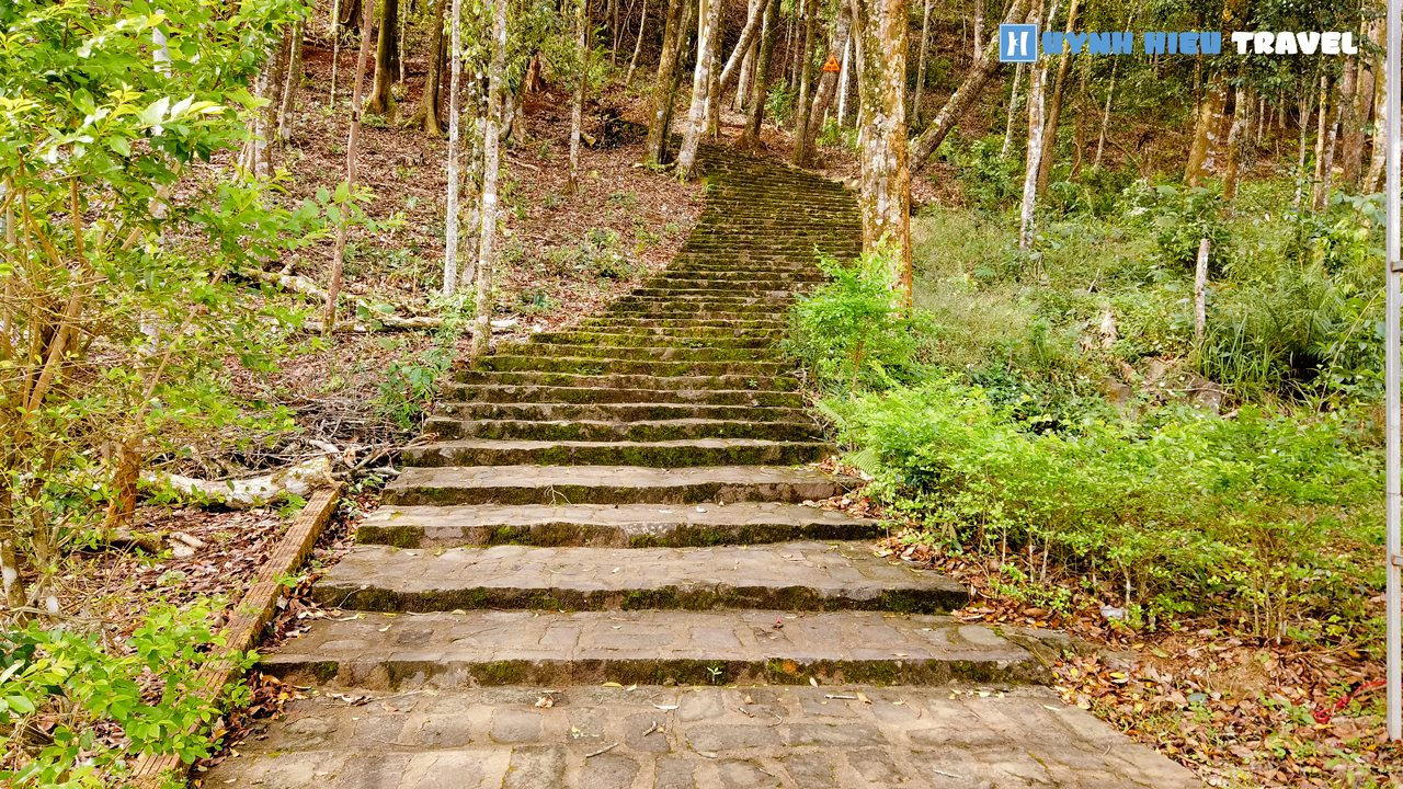 200 bậc thang lên chùa Khánh Lâm