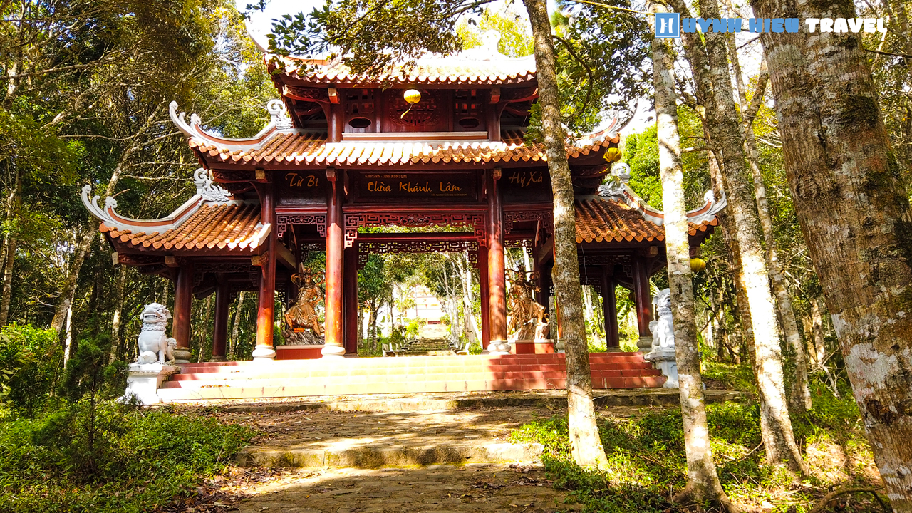 Cổng tam quan chùa Khánh Lâm