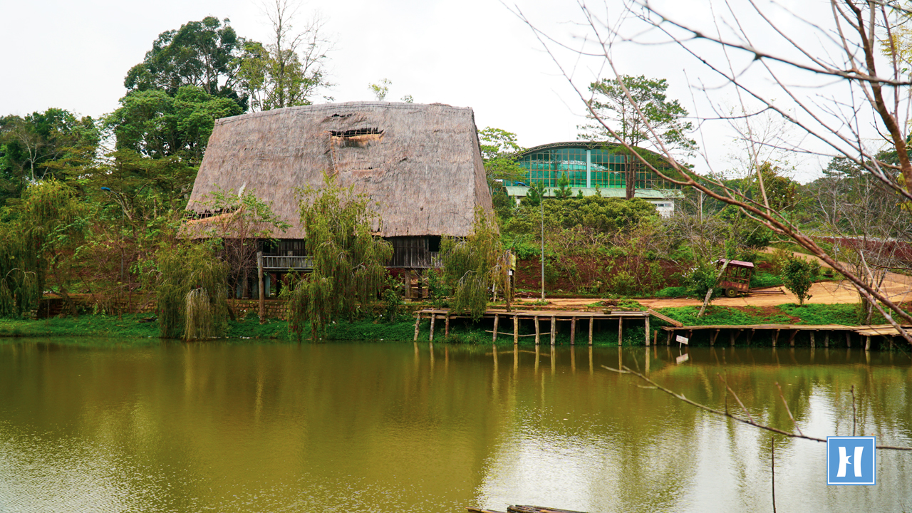 Hồ Dak Ke có trưng bày nhà rông truyền thống Tây Nguyên