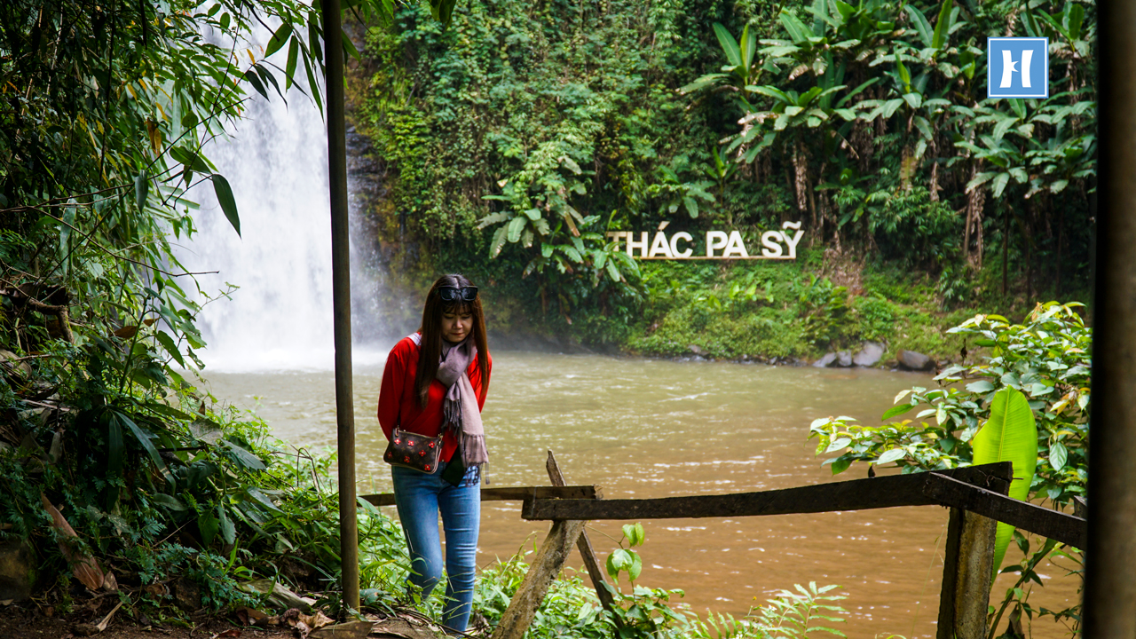 Khách du lịch tham quan thác Pa Sỹ