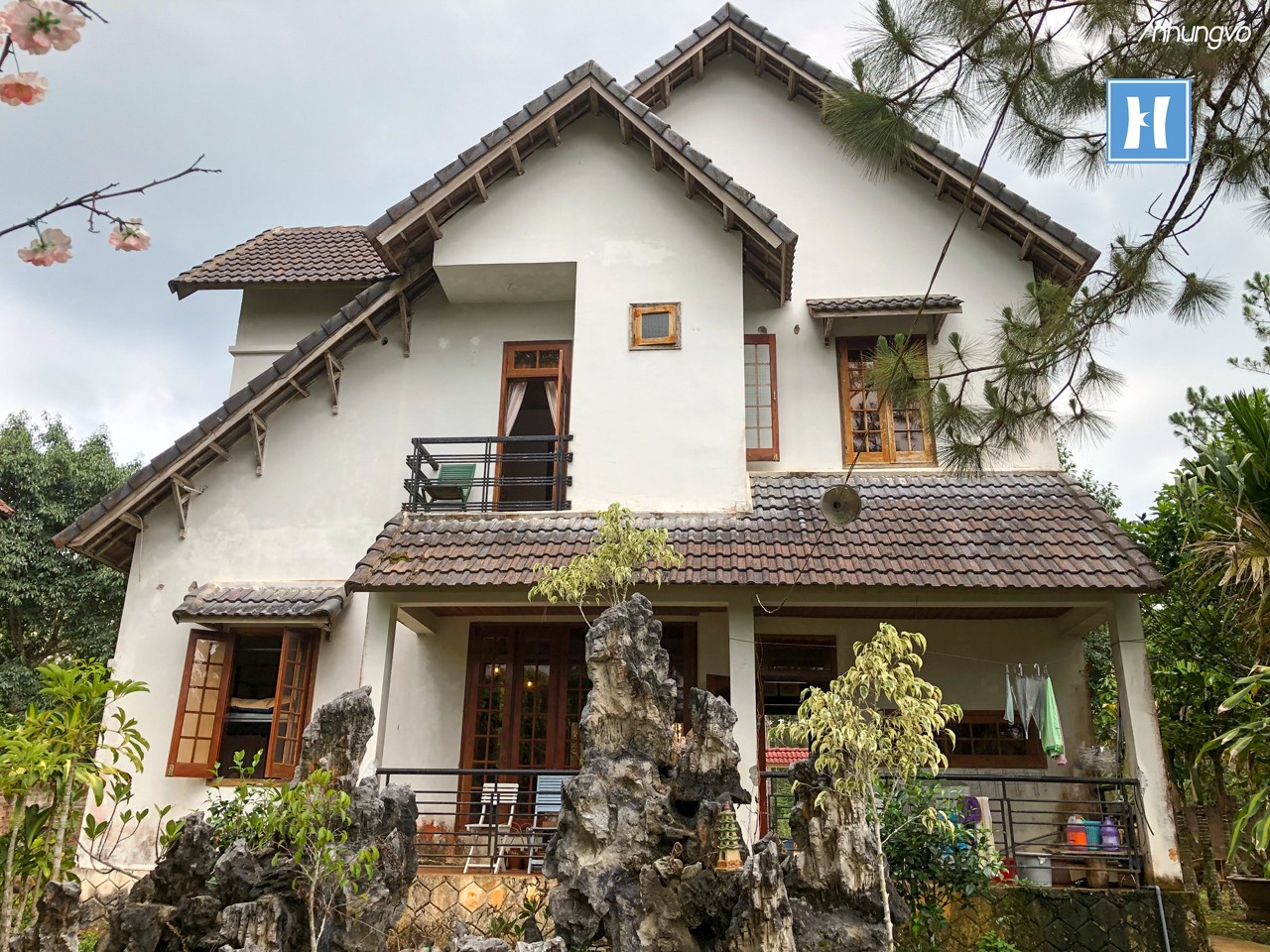 Căn biệt thự nhìn từ phía sau