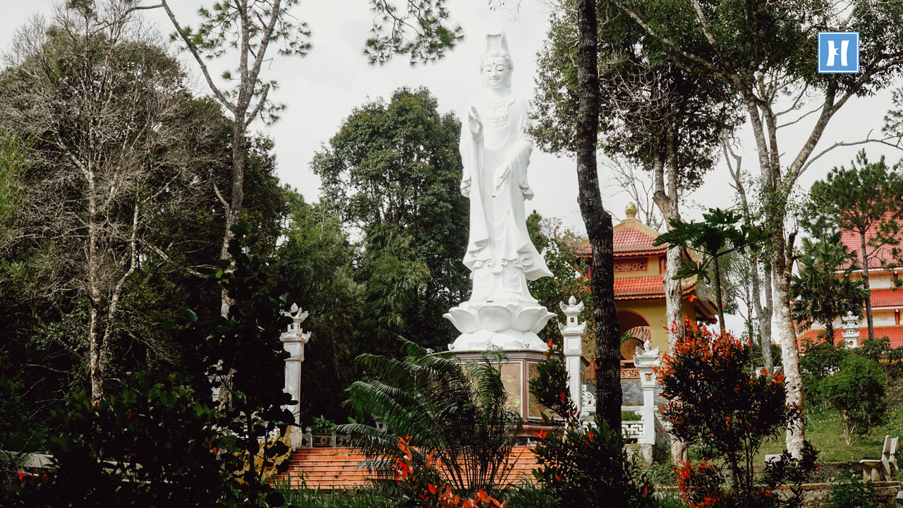 Tượng Quan Âm Bồ Tát bên ngoài khuôn viên chùa