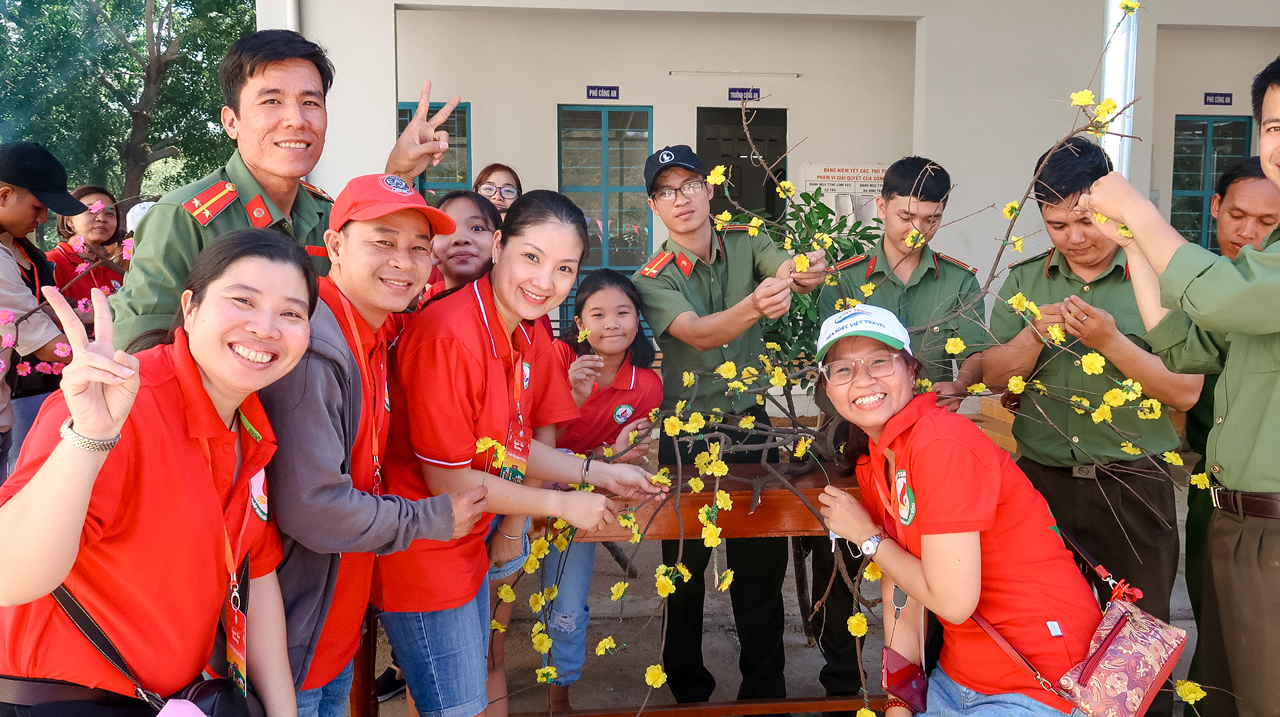CLB Tia Sáng và công an thôn Rã Giữa ở Ninh Thuận trong chương trình từ thiện 2020